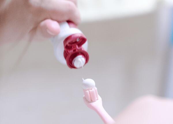 寶寶使用兒童電動(dòng)牙刷