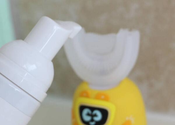 正確u型兒童電動牙刷上牙膏操作