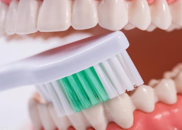 牙刷使用 電動牙刷刷牙干凈還是手動刷牙好