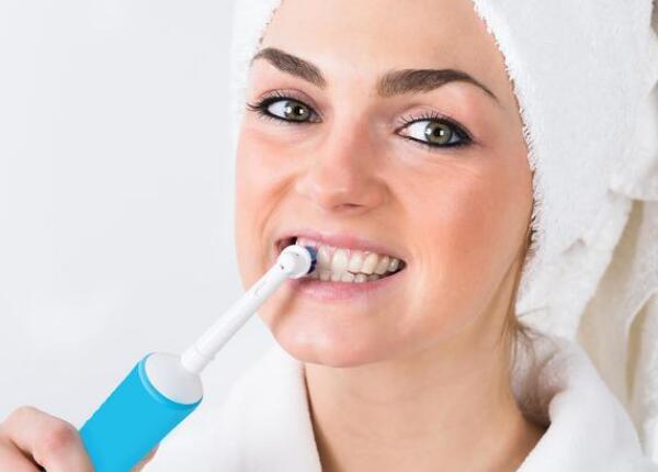 電動(dòng)牙刷刷牙正確操作